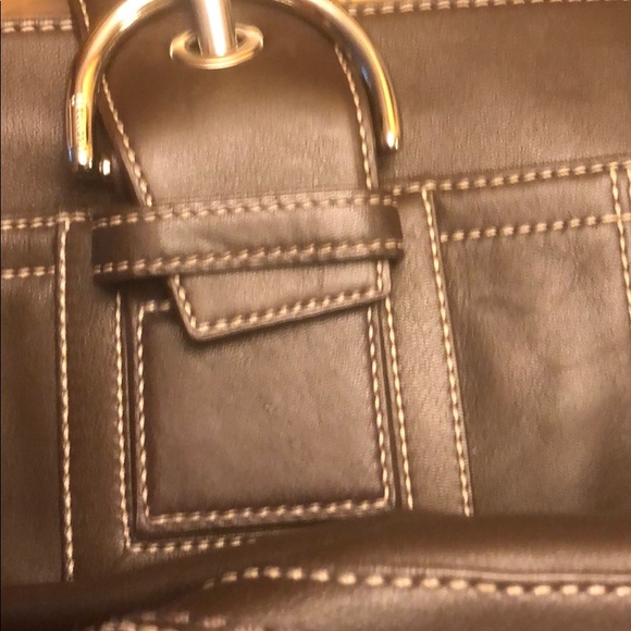 Like new, large leather Coach handbag - Picture 4 of 7